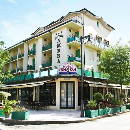 Hotel Ambra Чезенатико Екстериор снимка