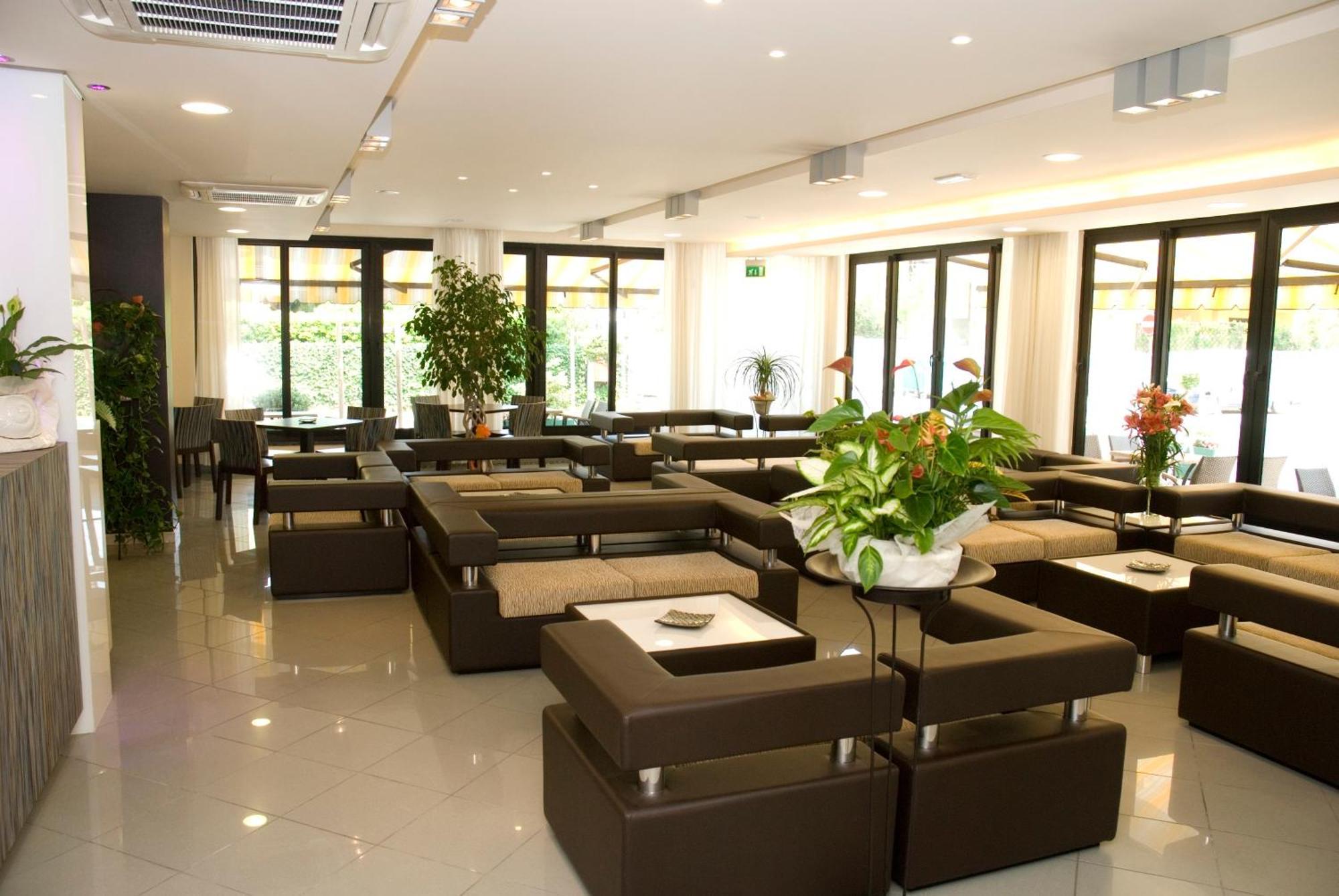 Hotel Ambra Чезенатико Екстериор снимка