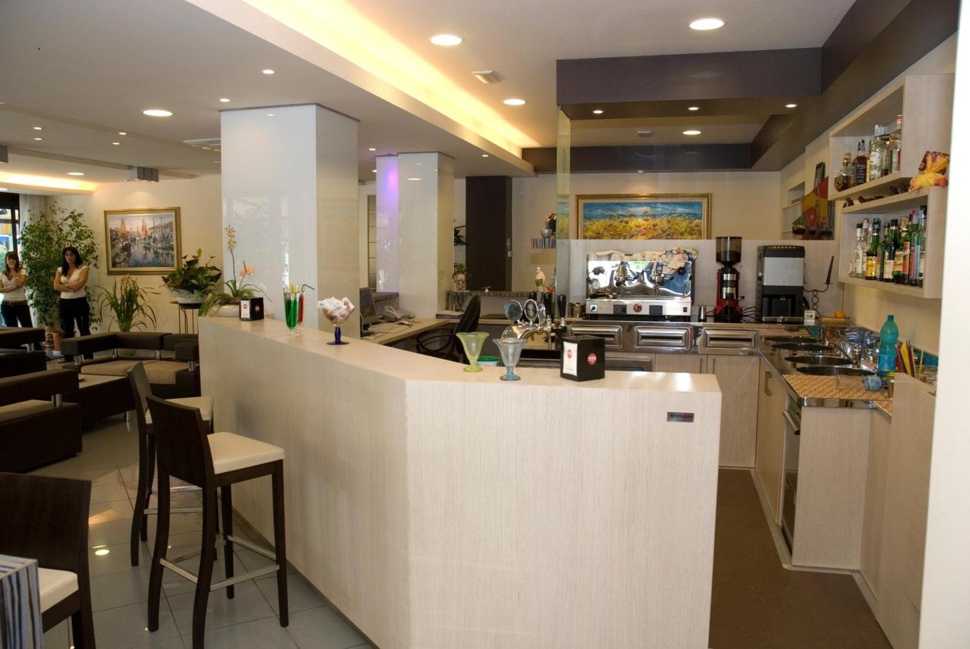 Hotel Ambra Чезенатико Екстериор снимка
