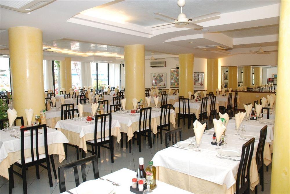 Hotel Ambra Чезенатико Екстериор снимка