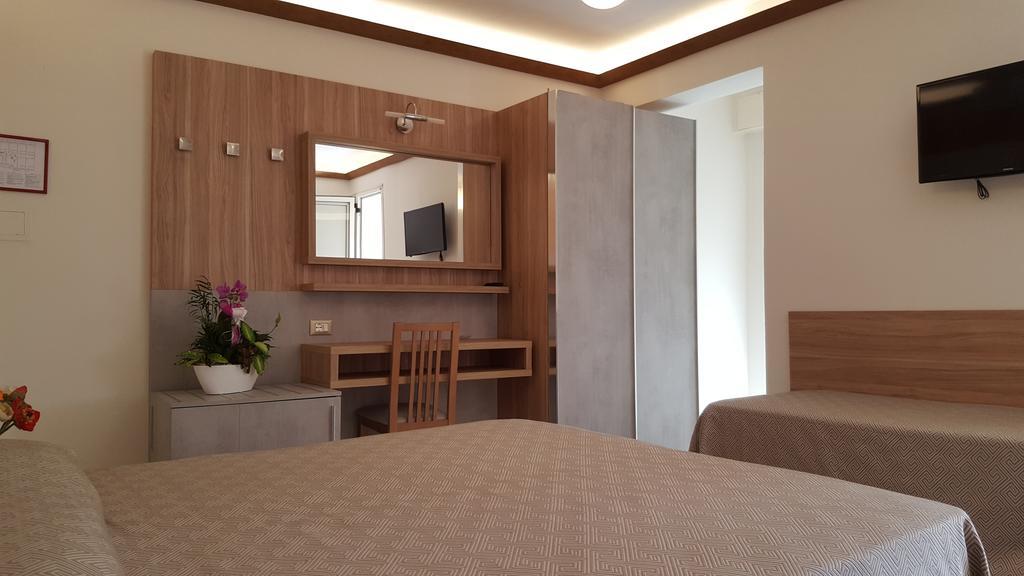 Hotel Ambra Чезенатико Екстериор снимка