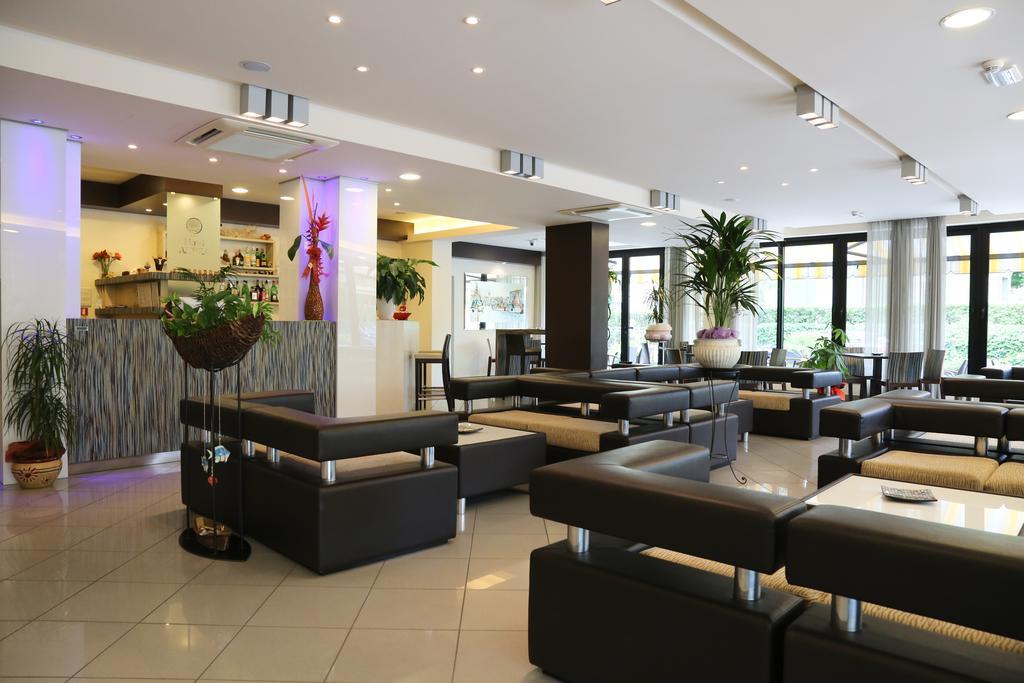 Hotel Ambra Чезенатико Екстериор снимка
