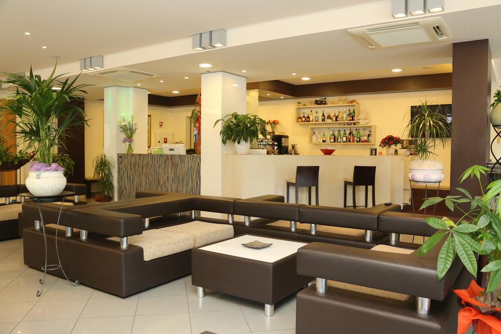 Hotel Ambra Чезенатико Екстериор снимка