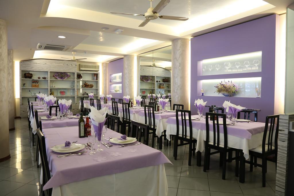 Hotel Ambra Чезенатико Екстериор снимка