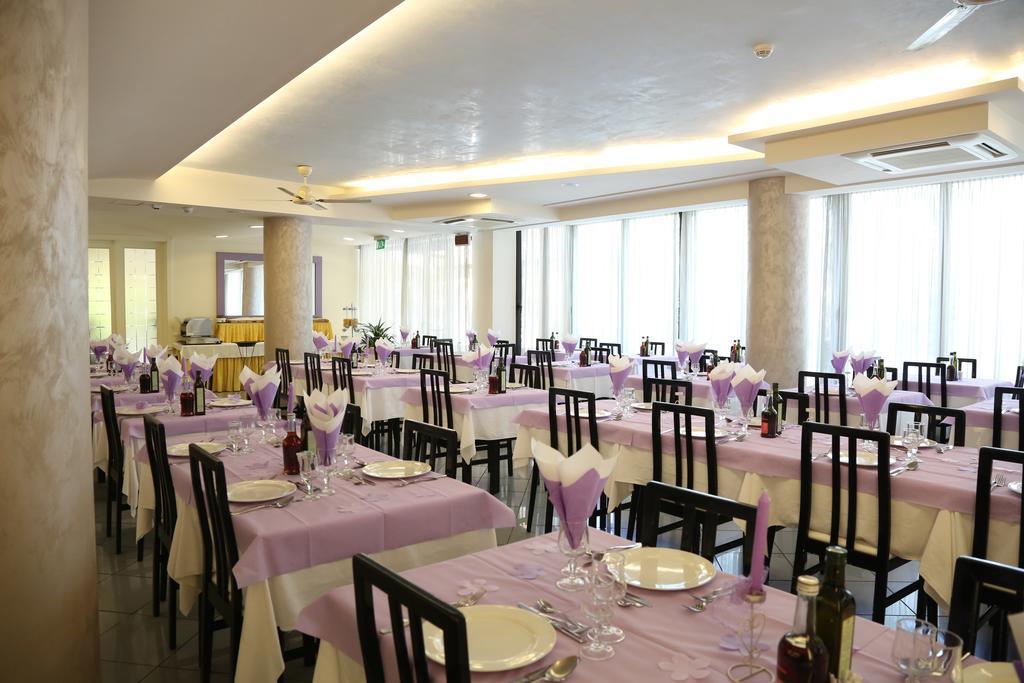 Hotel Ambra Чезенатико Екстериор снимка